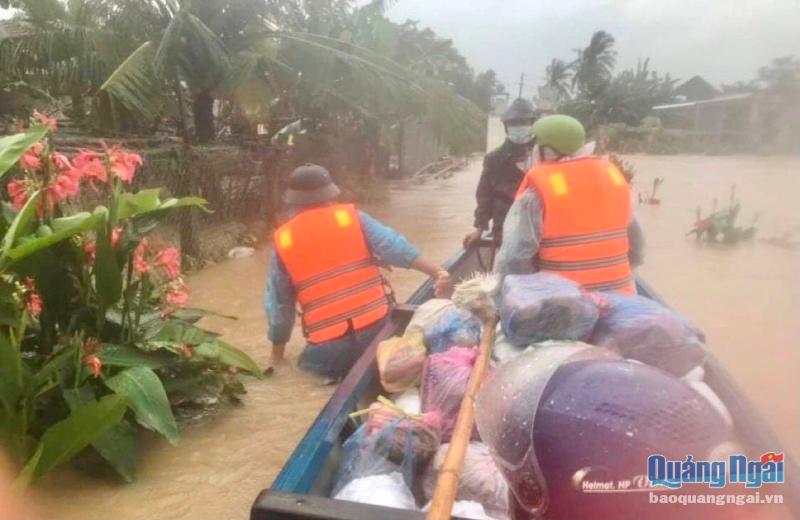 Lực lượng chức năng phường Phổ Văn dùng ghe để di dời người dân vùng ngập sâu đến nơi an toàn