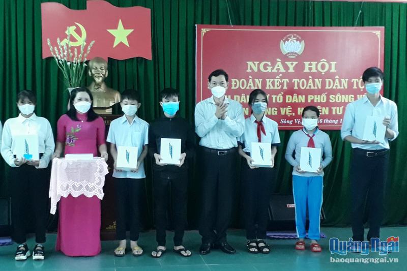 Trưởng ban Dân vận Tỉnh ủy, Chủ tịch Ủy ban MTTQ Việt Nam tỉnh Võ Thanh An trao quà cho người nghèo ở thị trấn Sông Vệ (Tư Nghĩa).