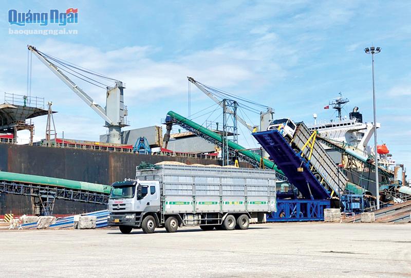 Các  doanh nghiệp tập kết dăm gỗ tại cảng PTSC để xuất khẩu sang thị trường Trung Quốc. Ảnh: Thanh Nhị