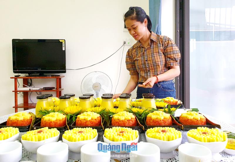 Chị Trần Thiên Kim Anh đang sửa soạn mâm đầy tháng cho khách hàng.