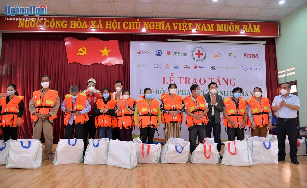 Trao tặng áo phao cứu sinh đa năng cho các hộ ngư dân có hoàn cảnh khó khăn ở xã Bình Đông (Bình Sơn)