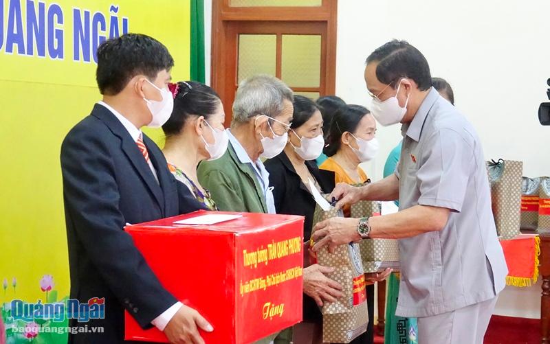 Phó Chủ tịch Quốc hội Trần Quang Phương tặng quà cho các gia đình văn hóa tiêu biểu