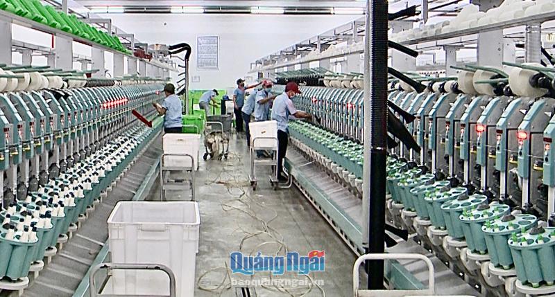 Sản xuất sợi xuất khẩu tại Công ty Xindadong (KCN VSIP Quảng Ngãi).