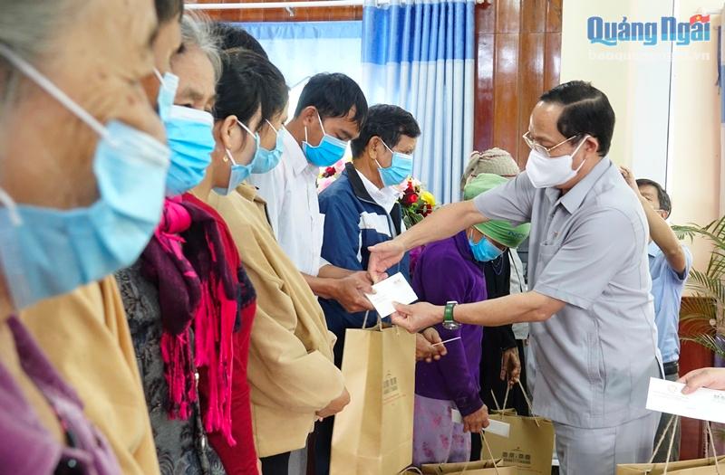Phó Chủ tịch Quốc hội Trần Quang Phương tặng quà cho các gia đình chính sách trên địa bàn huyện Sơn Hà