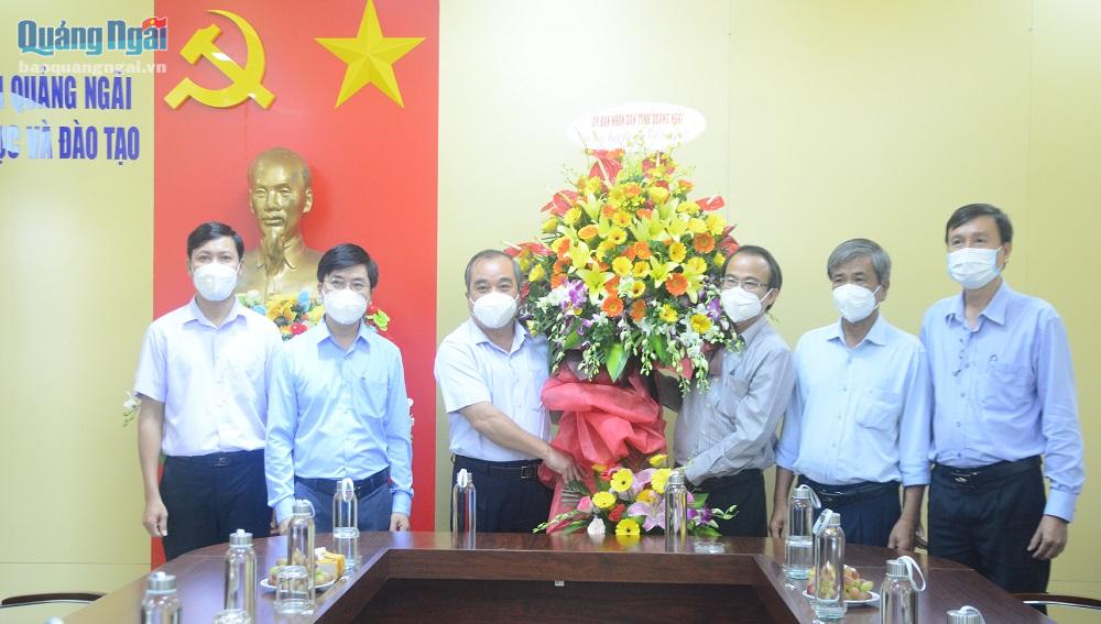 Phó Chủ tịch Thường trực UBND tỉnh Trần Hoàng Tuấn tặng hoa chúc mừng Sở GD&ĐT.