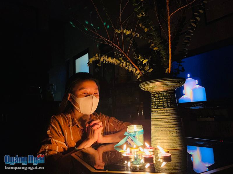 Chị Nguyễn Thị Ni Ni ở phường Chánh Lộ (TP.Quảng Ngãi) thắp nến tưởng niệm. 