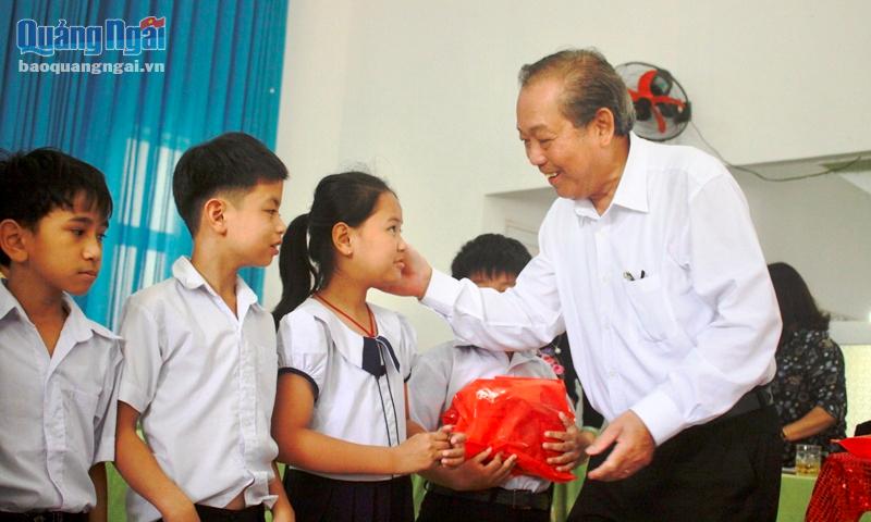 Đồng chí Trương Hòa Bình tặng quà cho các cháu tại Trung tâm Nuôi dạy trẻ khuyết tật Võ Hồng Sơn (Nghĩa Hành) trong chuyến về thăm và làm việc tại Quảng Ngãi.