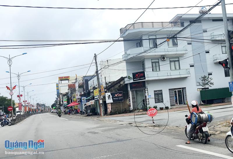 Tấm đanh tại nút giao Lê Quý Đôn - Quốc lộ 1 (thị trấn La Hà,  huyện Tư Nghĩa) bị vỡ, người dân phải cắm biển báo để cảnh báo người tham gia giao thông.