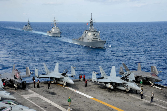 Tàu sân bay USS Carl Vinson của Hải quân Mỹ cùng các tàu chiến khác tham gia cuộc tập trận thường niên ANNUALEX ở biển Philippines hôm 21-11 - Ảnh: HẢI QUÂN MỸ