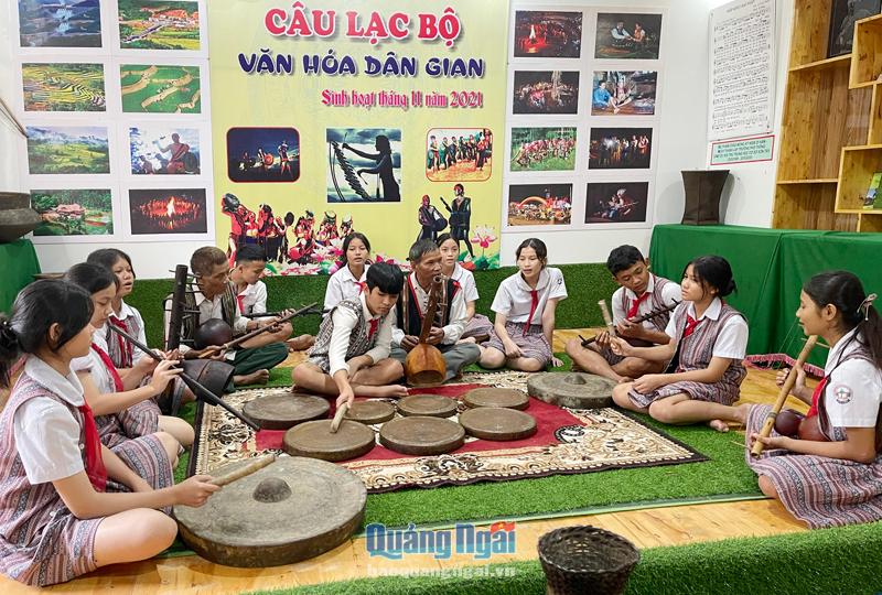 Học sinh người Ca Dong học hát dân ca và cách sử dụng nhạc cụ truyền thống.                        Ảnh:  KIM NGÂN