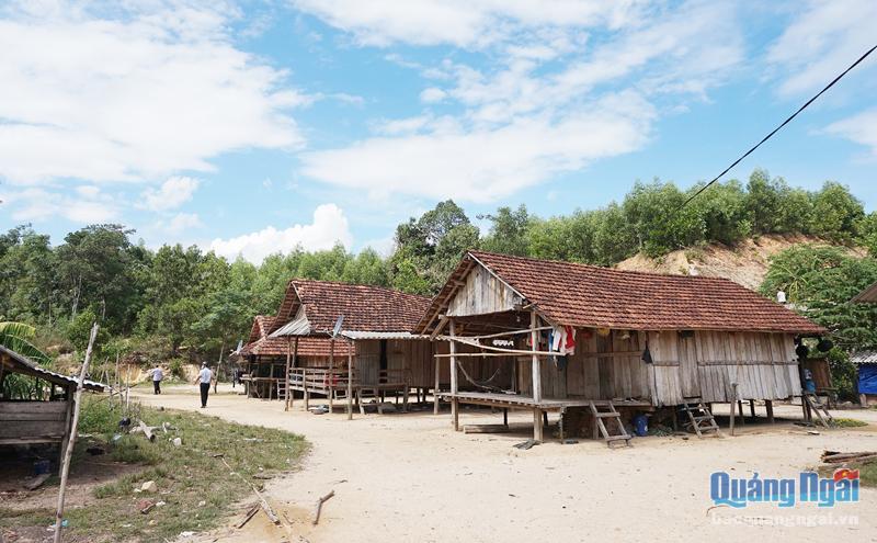 Các hộ dân ở khu dân cư Đồng Cây Dâu, thôn Nước Giáp, xã Ba Khâm (Ba Tơ) đã sinh sống ổn định, lâu đời ở nơi đây. 