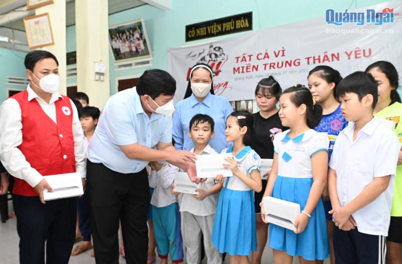 Lãnh đạo Ủy ban MTTQ Việt Nam tỉnh và Hội Chữ thập đỏ tỉnh tặng quà cho các cháu gặp khó khăn.  Ảnh: V.Y