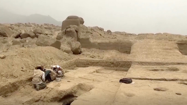 Các nhà khảo cổ học khai quật lăng mộ tại Peru. (Ảnh: Sky News)