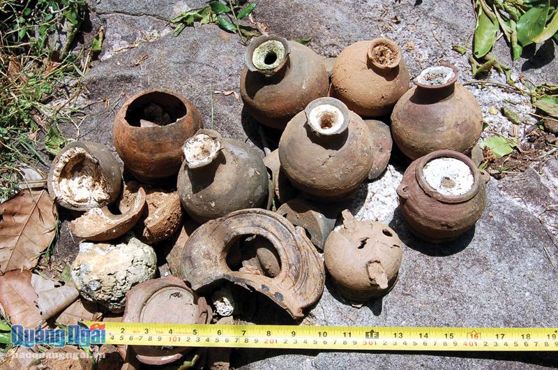 Các bình gốm được tìm thấy ở làng cổ Thiên Xuân.  Ảnh: NG.KHÔI