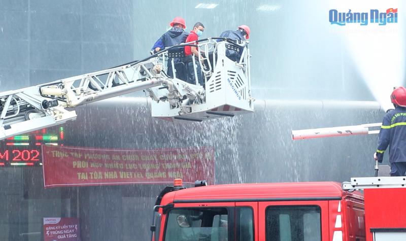 Lực lượng Cảnh sát phòng cháy, chữa cháy và cứu nạn, cứu hộ thực tập đưa người ra khỏi tòa nhà đang bị cháy. 