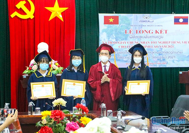 Khen thưởng cho 3 lưu học sinh Lào đạt thành tích xuất sắc khóa học tiếng Việt