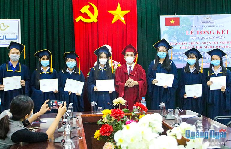 Trao chứng nhận tốt nghiệp tiếng Việt cho lưu học sinh Lào