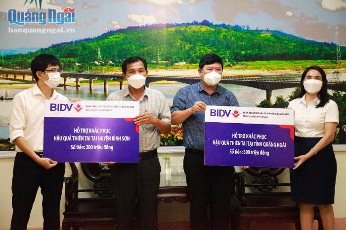 BIDV Dung Quất trao tặng 500 triệu đồng cho tỉnh khắc phục hậu quả thiên tai.