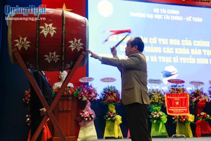 Phó Chủ tịch Thường trực UBND tỉnh Trần Hoàng Tuấn đánh trống khai giảng năm học mới.