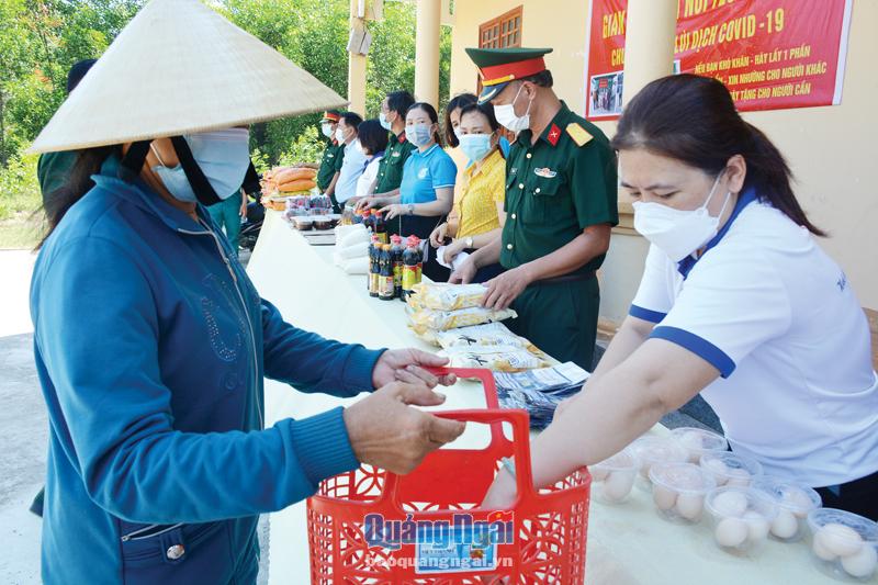Chị Nguyễn Thị Ly Ly trao quà cho người dân có hoàn cảnh khó khăn ở xã Tịnh Trà (Sơn Tịnh).