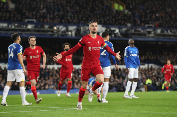 Henderson ăn mừng bàn mở tỉ số cho Liverpool - Ảnh: REUTERS