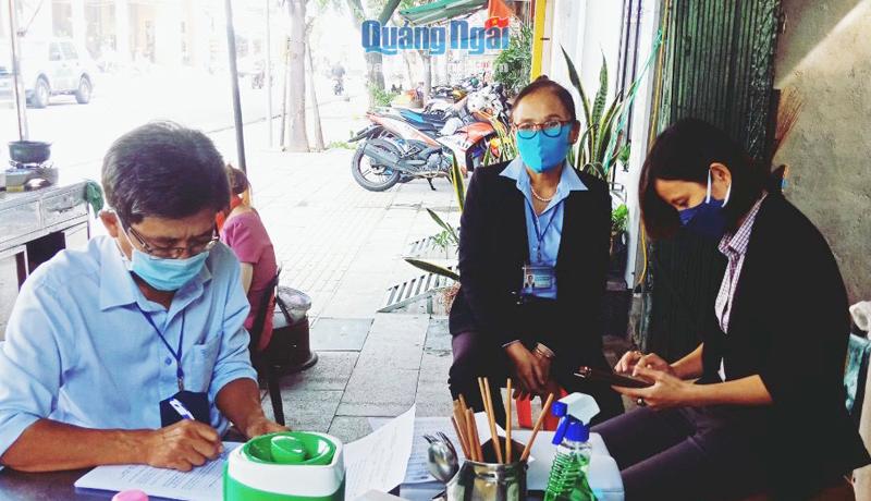 Cán bộ phường Nguyễn Nghiêm (TP. Quảng Ngãi) kiểm tra, hướng dẫn các cơ sở kinh doanh ăn, uống thực hiện quy định phòng, chống dịch Covid-19.