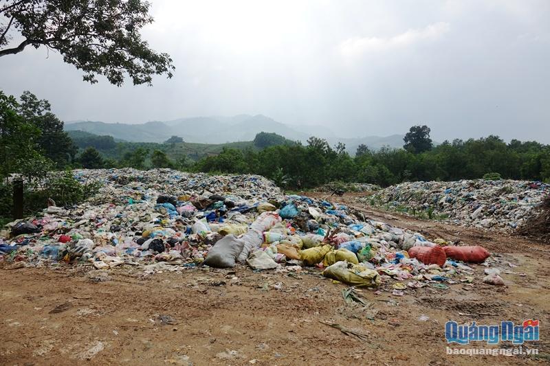 Hàng nghìn tấn rác thải ùn ứ lộ thiên tại Bãi chôn lấp rác thải thị trấn Di Lăng 