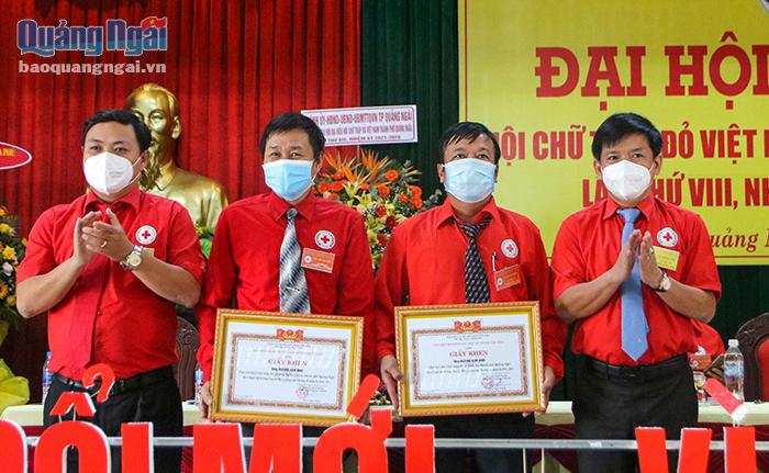 Dịp này, tỉnh Hội, UBND TP.Quảng Ngãi cũng trao tặng bằng khen cho các tập thể, cá nhân có thành tích xuất sắc trong công tác Chữ thập đỏ