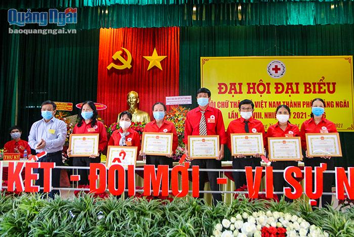 Dịp này, tỉnh Hội, UBND TP.Quảng Ngãi cũng trao tặng bằng khen cho các tập thể, cá nhân có thành tích xuất sắc trong công tác Chữ thập đỏ
