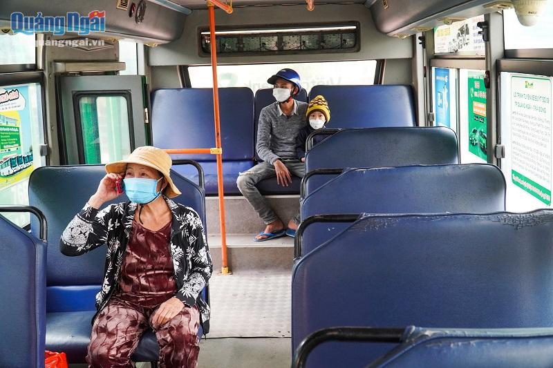 Bà Phạm Thị Út trên tuyến xe buýt TP.Quảng Ngãi - Trà Bồng.