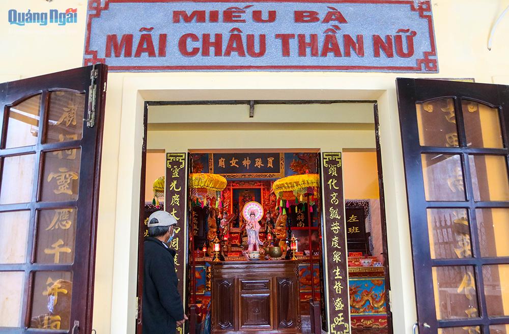 Bên cạnh tổ nghề buôn bán theo quan niệm của người Hoa, ngôi miếu còn thờ các vị thần đặc trưng trong văn hóa Việt