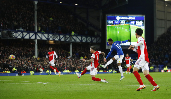 Demarai Gray với cú sút xa đẹp mắt ghi bàn ấn định chiến thắng cho Everton - Ảnh: REUTERS