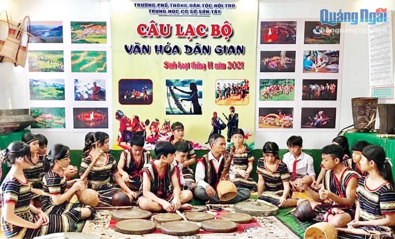Trường Phổ thông Dân tộc nội trú THCS Sơn Tây mời nghệ  nhân về giới thiệu văn hóa truyền thống của đồng bào dân tộc Ca Dong cho học sinh.