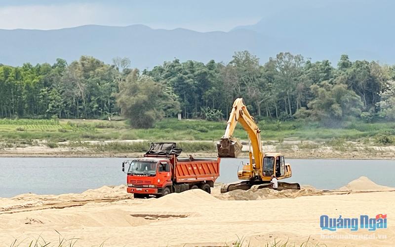 Phương tiện khai thác cát tại một mỏ cát ở xã Tịnh Sơn (Sơn Tịnh). (Ảnh chụp vào tháng 8/2021)