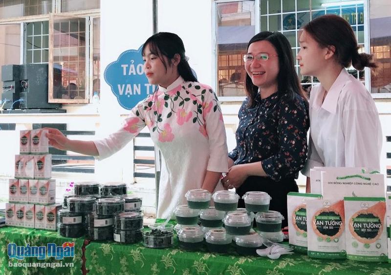 Hợp tác xã Nông nghiệp công nghệ cao Vạn Tường, xã Bình Hải (Bình Sơn), giới thiệu các sản phẩm làm từ tảo xoắn tại một phiên chợ hàng Việt.