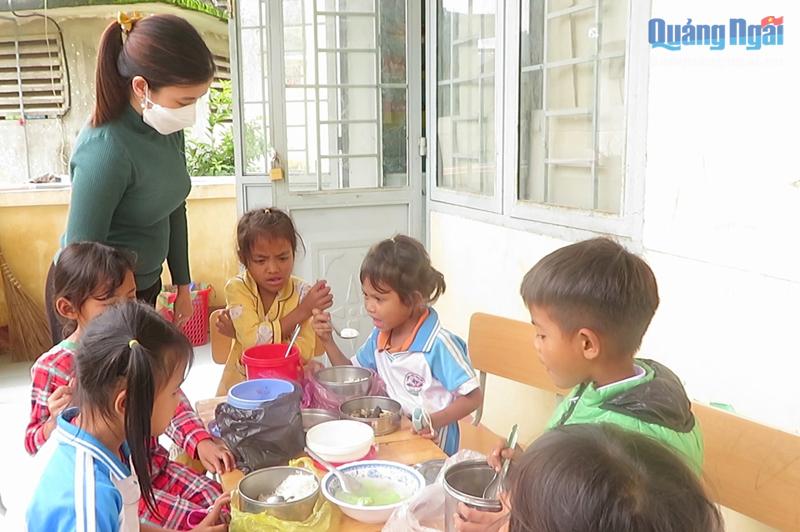 Các cô giáo ở điểm trường thôn Tây, xã Trà Sơn (Trà Bồng) thường nấu thêm cơm, thức ăn để cải thiện bữa ăn cho học sinh.                      Ảnh: NHỊ PHƯƠNG