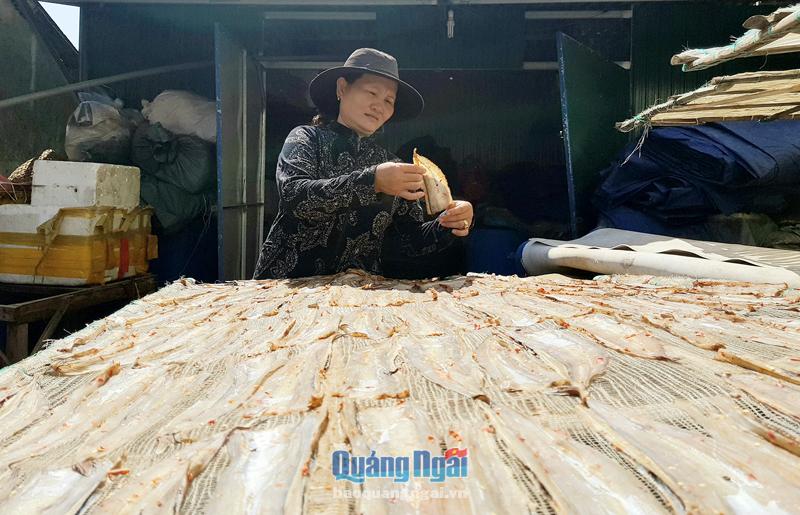 Thành phố Quảng Ngãi hỗ trợ người dân ven biển xây dựng sản phẩm OCOP đối với các sản phẩm thủy sản chế biến.
