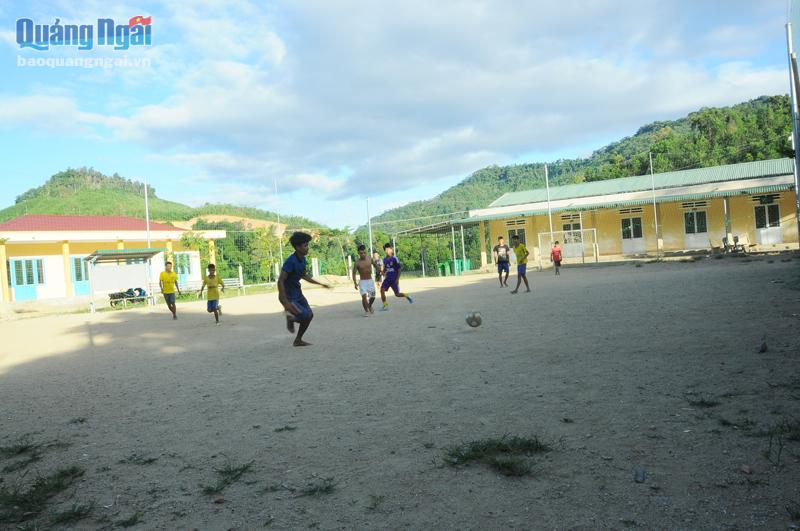 Khuôn viên Trường Phổ thông Dân tộc bán trú Tiểu học và THCS Sơn Bua do các hộ dân hiến đất để xây dựng.                              Ảnh: PV