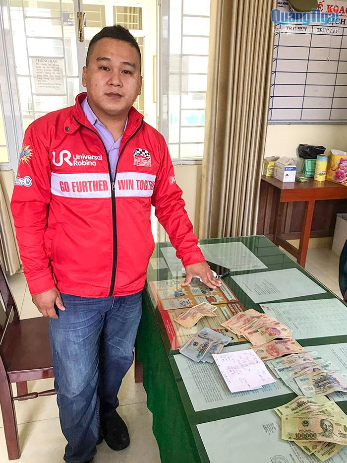 Sau khi nhặt được số tiền, anh Nguyễn Tấn Mùi đã trình báo với cơ quan công an để tìm trả lại cho chủ nhân 