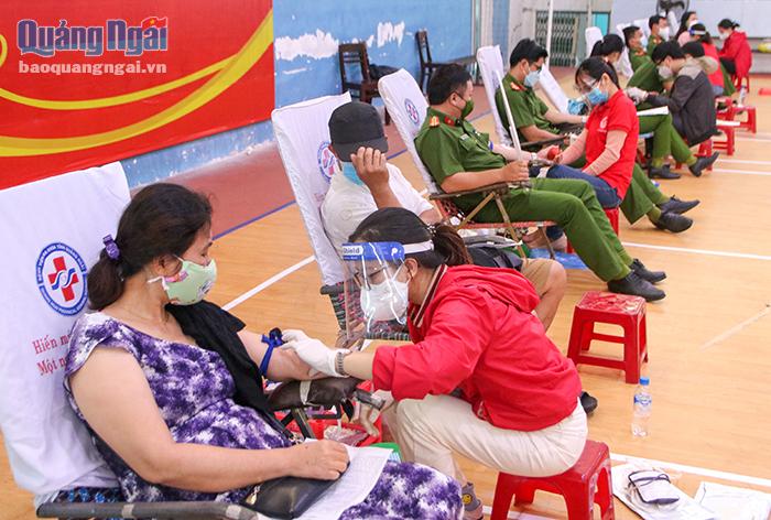 Ngày hội đã thu hút được đông đảo đoàn viên, hội viên, cán bộ, chiến sĩ, viên chức, người lao động và nhân dân tham gia hiến máu tình nguyện 