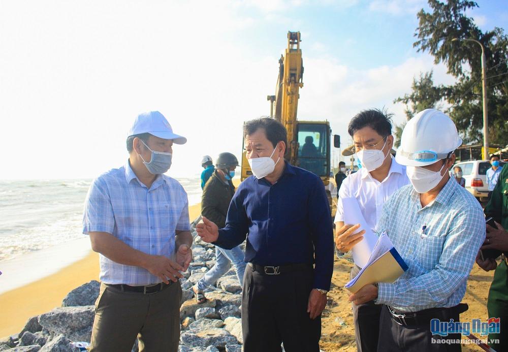 Chủ tịch UBND tỉnh Đặng Văn Minh (Giữa) đi kiểm tra thực tế sạt lở bờ biển thôn Phổ Trường, xã Nghĩa An