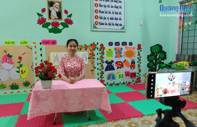 Cô giáo Nguyễn Thị Thuý Hồng đang thực hiện một video clip của nhóm lớp mình.
