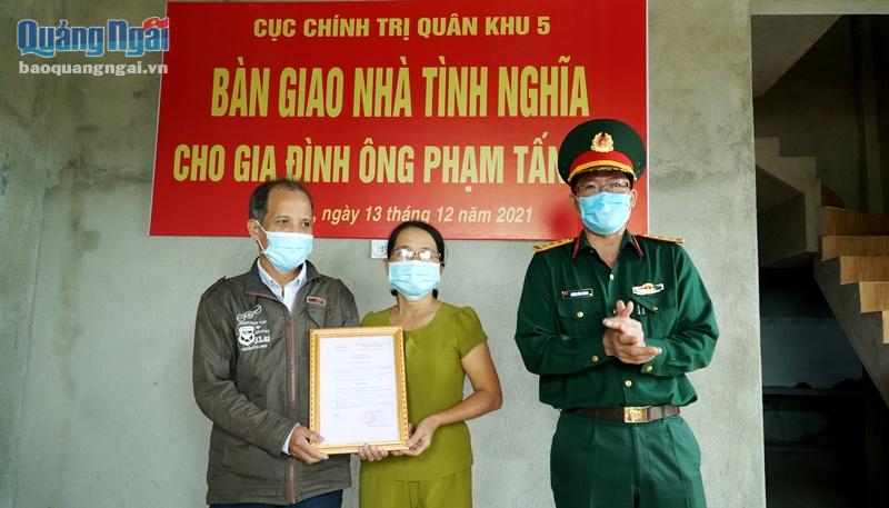Thượng tá Lương Đình Chung, Chính ủy Bộ CHQS tỉnh trao quyết định bàn giao nhà tình nghĩa cho gia đình ông Phạm Tấn Tất.