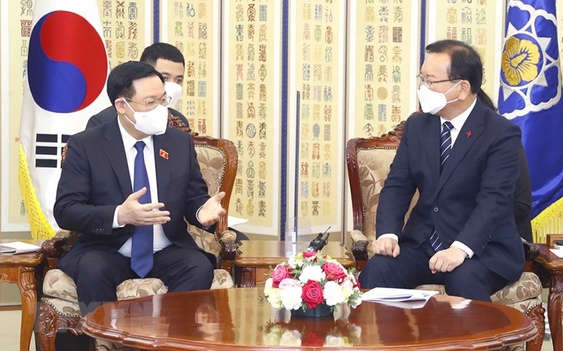 Chủ tịch Quốc hội Vương Đình Huệ hội kiến Thủ tướng Hàn Quốc Kim Boo Kyum. 