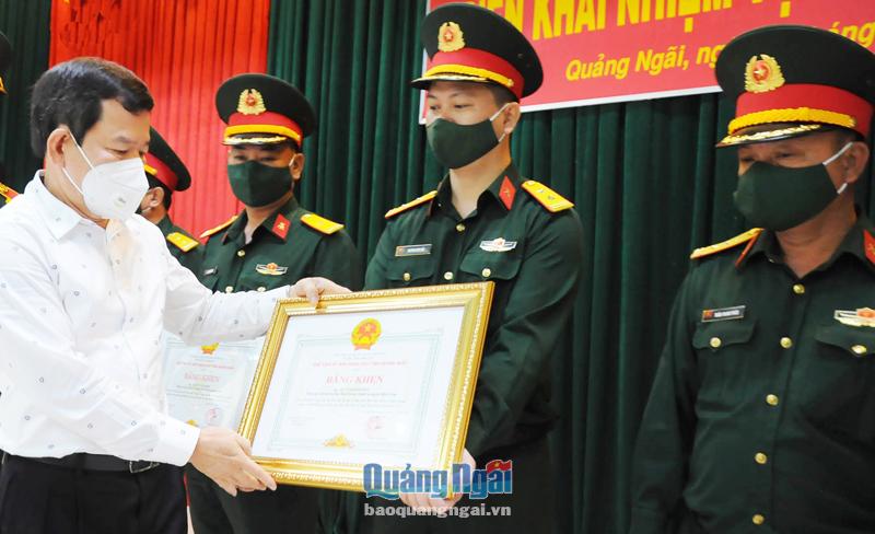 Chủ tịch UBND tỉnh Đặng Văn Minh trao Bằng khen của UBND tỉnh cho các tập thể có thành tích tiêu biểu năm 2021.
