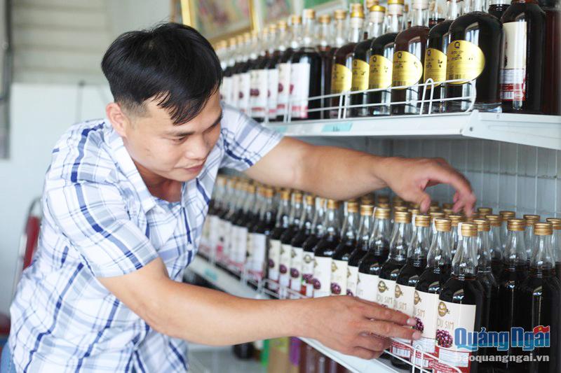 Rượu Quang Hải của gia đình anh Trương Quang Điền, ở xã Đức Lân (Mộ Đức) được công nhận sản phẩm OCOP cấp tỉnh.