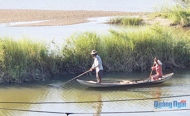 Người dân dùng điện để đánh bắt cá trên sông Vệ.