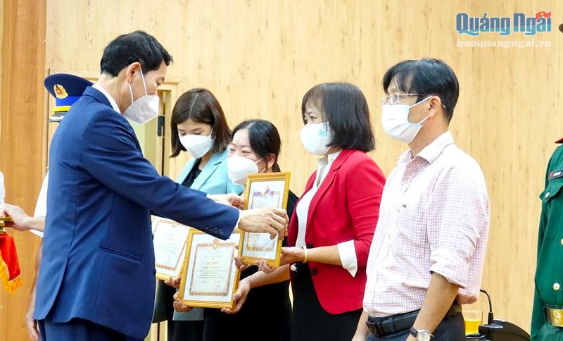 Trưởng ban Dân vận Tỉnh ủy, Chủ tịch Ủy ban MTTQ Việt Nam tỉnh Võ Thanh An trao giấy khen cho các cá nhân