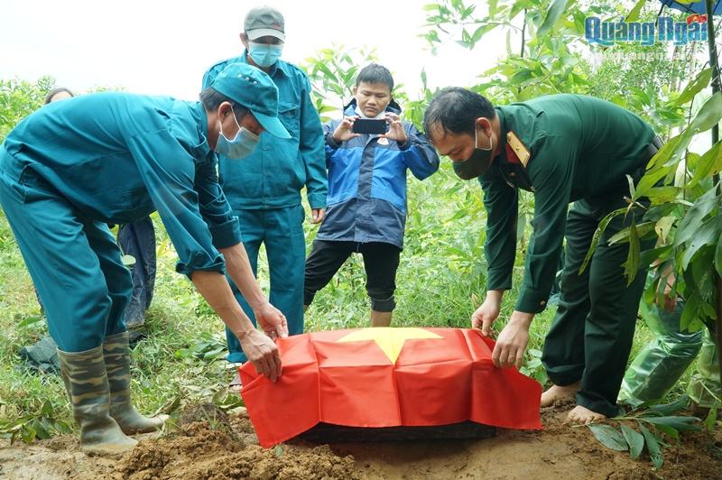 Ban CHQS huyện Bình Sơn tổ chức cất bốc hài cốt liệt sĩ Vũ Trọng Hân bàn giao cho gia đình về quê an táng.