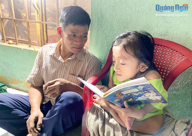 Dù căn bệnh xương thủy tinh khiến tay chân cô bé Nguyễn Ngọc Thiện bị co rút, nhưng em vẫn rất thích học và đọc sách. 